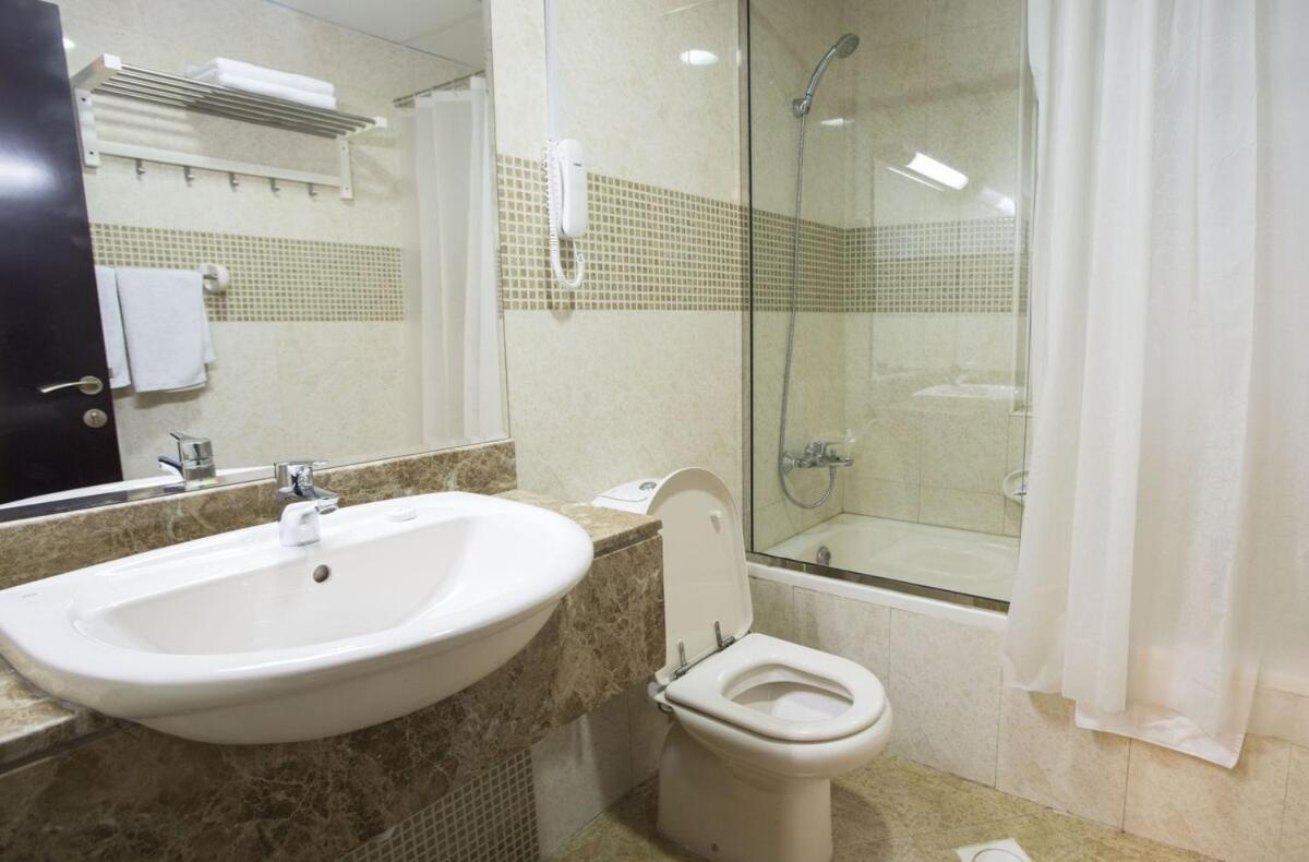 Homestay Strips Partition Al Barsha 1 Near Moe Metro *